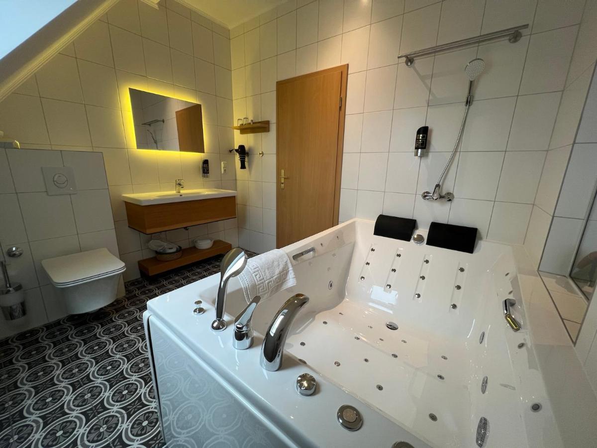 Double Room Spa Bath Lake View,1630913386:JPEG